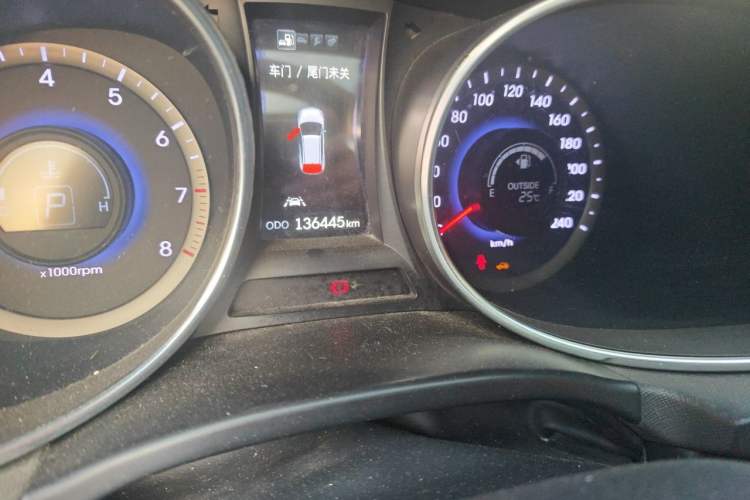 Used Hyundai Santa Fe 2013 2.0T Automatic All-Wheel Drive Top Trim Odometer Close Up