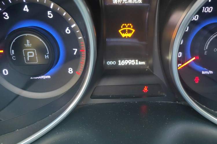Used Hyundai Santa Fe 2013 2.4L Automatic 4x4 Smart Version Odometer Close Up