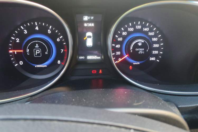 Used Hyundai Santa Fe 2013 2.4L Automatic 4x4 Prestige Edition Odometer Close Up