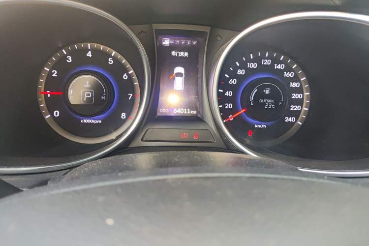 Used Hyundai Santa Fe 2013 2.0T Automatic All-Wheel Drive Top Trim Odometer Close Up