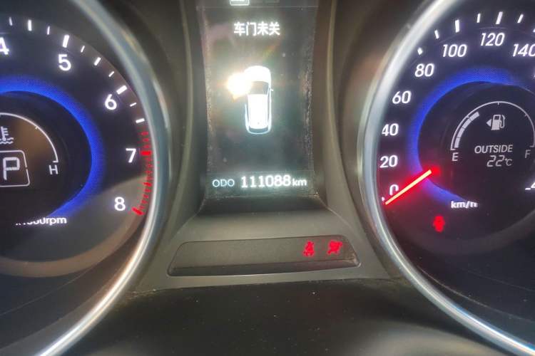 Used Hyundai Santa Fe 2013 2.4L Automatic Two-Wheel Drive Smart Version Odometer Close Up