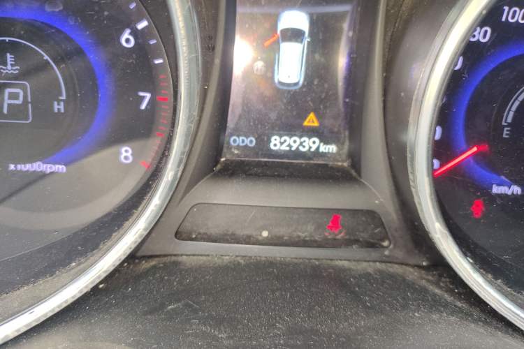 Used Hyundai Santa Fe 2013 2.4L Automatic Two-Wheel Drive Smart Version Odometer Close Up