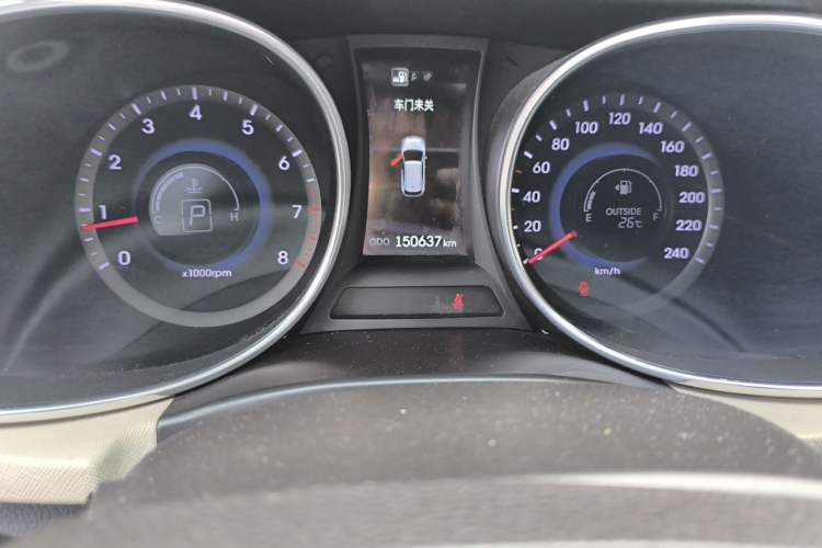 Used Hyundai Santa Fe 2013 2.4L Automatic 4x4 Smart Version Odometer Close Up