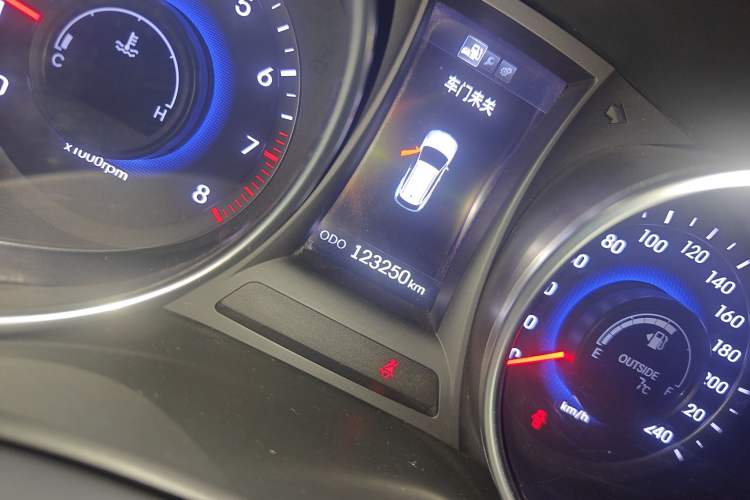 Used Hyundai Santa Fe 2013 2.4L Manual Two-Wheel Drive Comfort Version Odometer Close Up