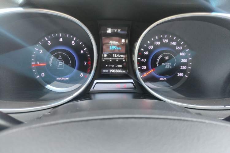 Used Hyundai Santa Fe 2013 2.4L Automatic Two-Wheel Drive Smart Version Odometer Close Up