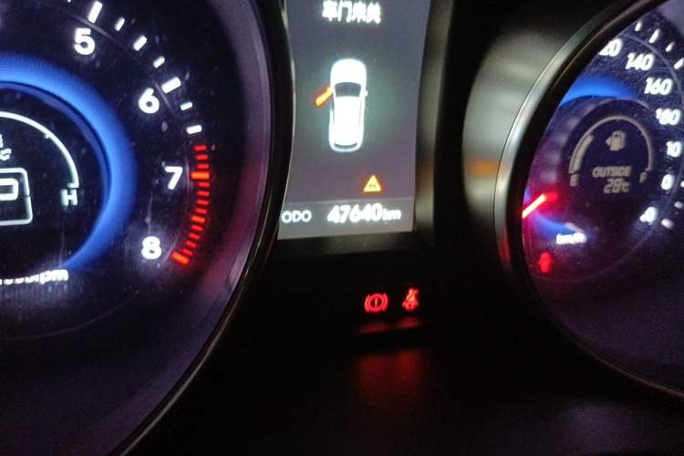 Used Hyundai Santa Fe 2013 2.4L Automatic Two-Wheel Drive Smart Version Odometer Close Up