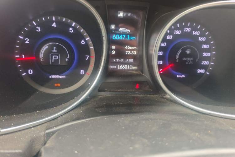 Used Hyundai Santa Fe 2013 2.4L Automatic 2WD Comfort Edition Odometer Close Up
