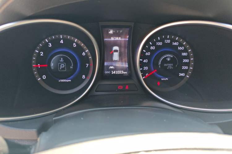Used Hyundai Santa Fe 2013 2.0T Automatic All-Wheel Drive Top Trim Odometer Close Up