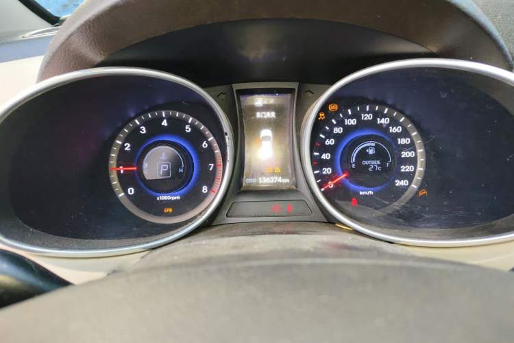 Used Hyundai Santa Fe 2013 2.4L Automatic Two-Wheel Drive Smart Version Odometer Close Up