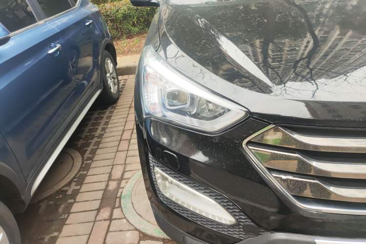 Used Hyundai Santa Fe 2013 2.4L Automatic Two-Wheel Drive Smart Version Right Front Headlight
