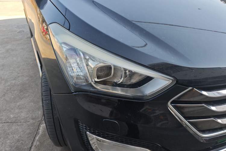 Used Hyundai Santa Fe 2013 2.0T Automatic All-Wheel Drive Top Trim Right Front Headlight