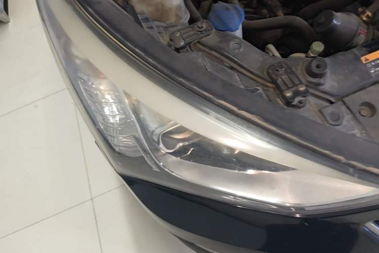 Used Hyundai Santa Fe 2013 2.4L Automatic 4x4 Comfort Edition Right Front Headlight