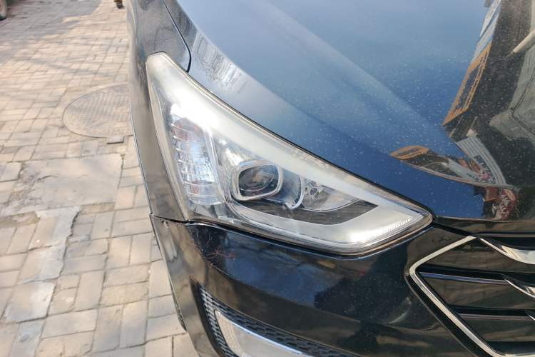 Used Hyundai Santa Fe 2013 2.4L Automatic 2WD Comfort Edition Right Front Headlight