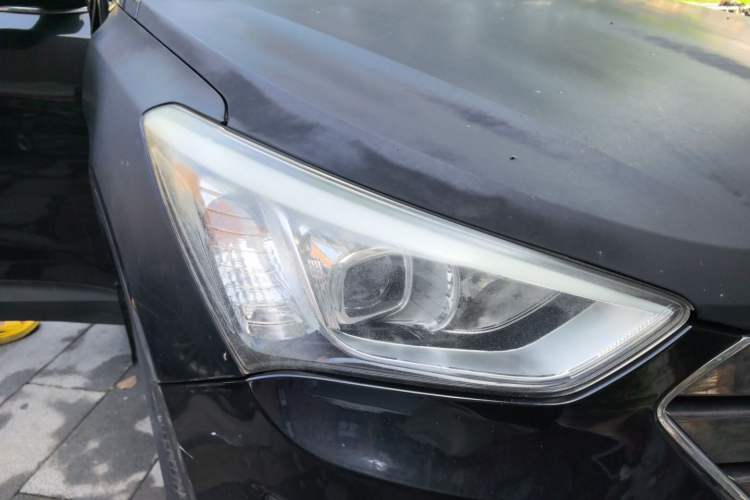 Used Hyundai Santa Fe 2013 2.4L Automatic 4x4 Comfort Edition Right Front Headlight