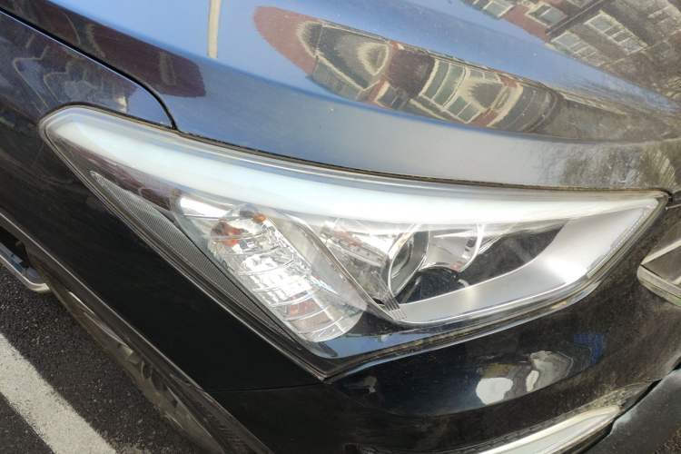Used Hyundai Santa Fe 2013 2.4L Automatic 4x4 Smart Version Right Front Headlight