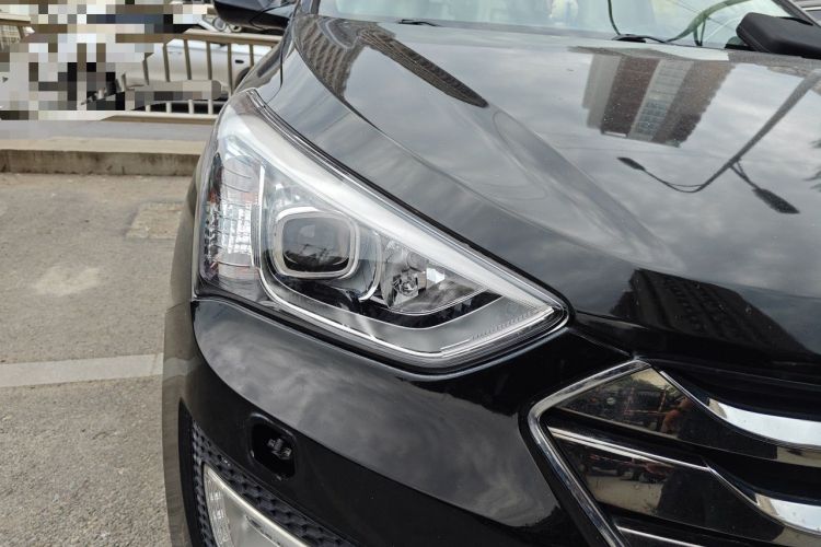 Used Hyundai Santa Fe 2013 2.0T Automatic All-Wheel Drive Top Trim Right Front Headlight