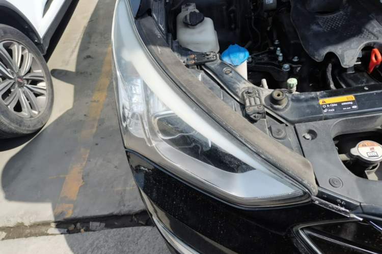 Used Hyundai Santa Fe 2013 2.4L Automatic Two-Wheel Drive Smart Version Right Front Headlight