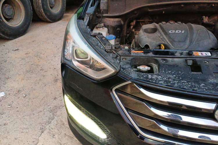Used Hyundai Santa Fe 2013 2.4L Automatic 4x4 Smart Version Right Front Headlight