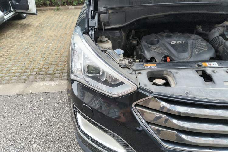 Used Hyundai Santa Fe 2013 2.4L Automatic Two-Wheel Drive Smart Version Right Front Headlight