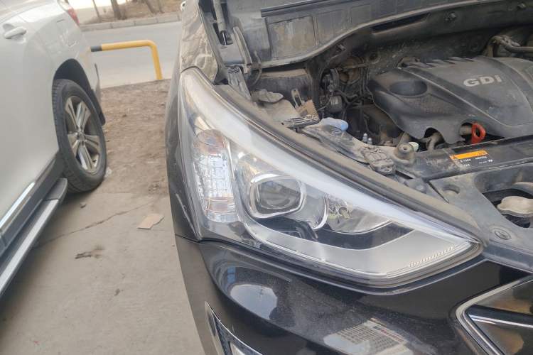 Used Hyundai Santa Fe 2013 2.4L Automatic Two-Wheel Drive Smart Version Right Front Headlight