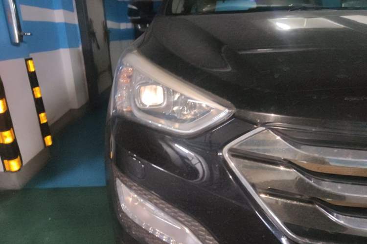 Used Hyundai Santa Fe 2013 Revised Version 2.0T Automatic All-Wheel Drive Prestige Edition Right Front Headlight