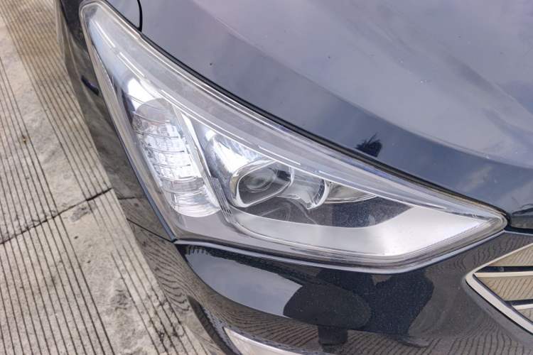 Used Hyundai Santa Fe 2013 2.4L Automatic Two-Wheel Drive Smart Version Right Front Headlight