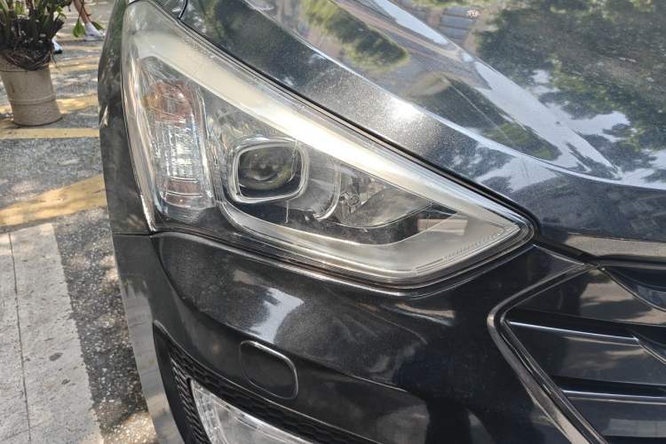 Used Hyundai Santa Fe 2013 Revised Version 2.0T Automatic All-Wheel Drive Top-Tier Trim Right Front Headlight