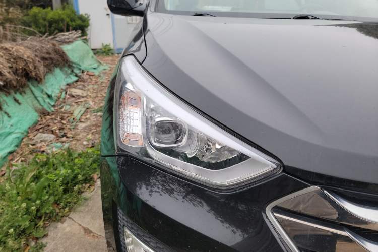 Used Hyundai Santa Fe 2013 2.4L Automatic Two-Wheel Drive Smart Version Right Front Headlight