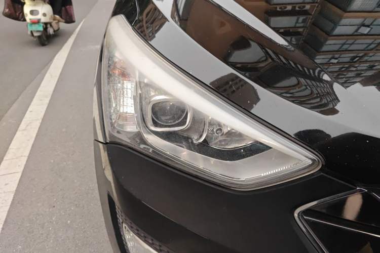Used Hyundai Santa Fe 2013 2.4L Automatic Two-Wheel Drive Smart Version Right Front Headlight