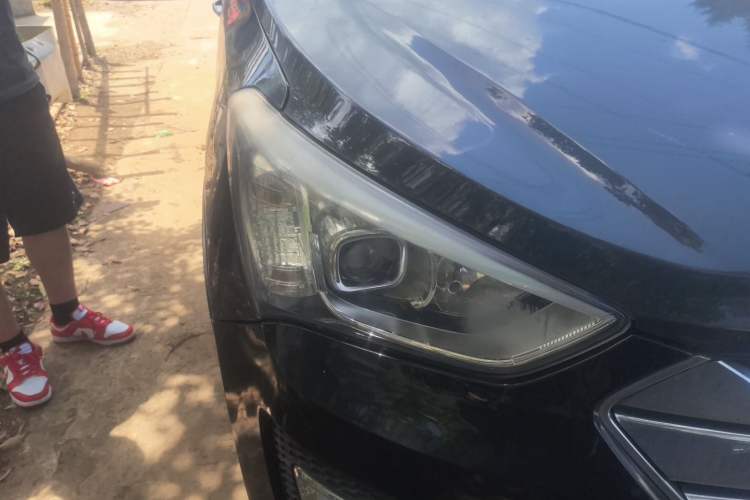 Used Hyundai Santa Fe 2013 2.4L Automatic Two-Wheel Drive Smart Version Right Front Headlight
