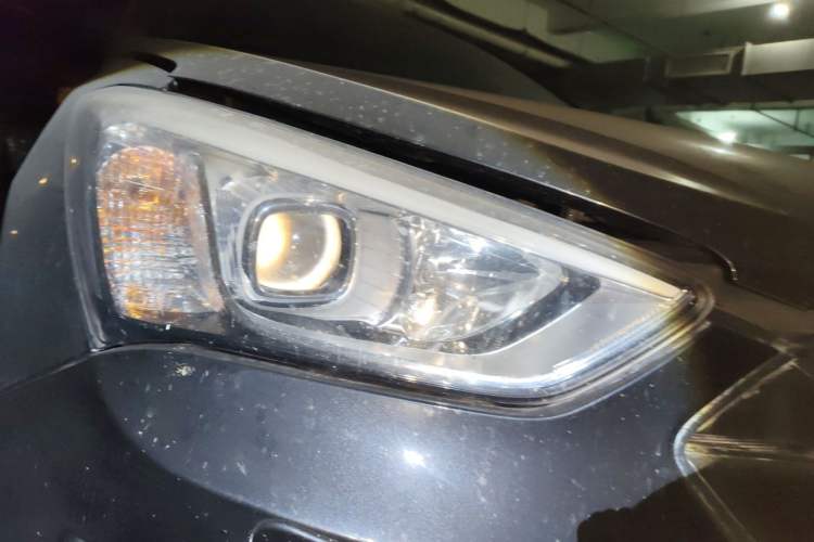 Used Hyundai Santa Fe 2013 2.0T Automatic All-Wheel Drive Top Trim Right Front Headlight