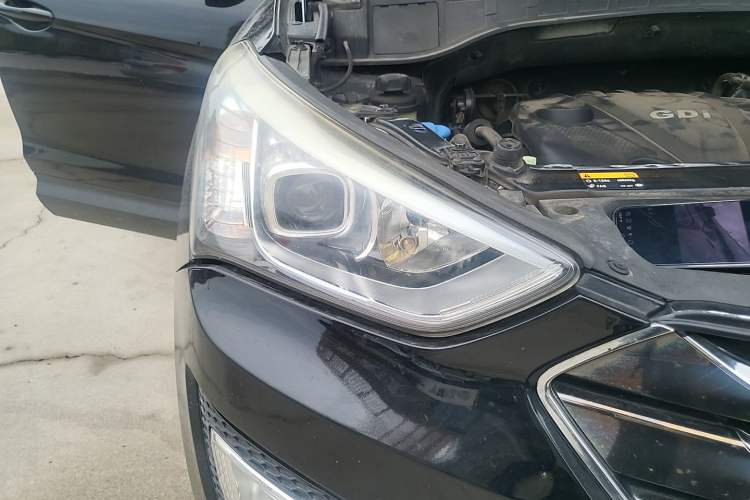 Used Hyundai Santa Fe 2013 2.4L Automatic 2WD Comfort Edition Right Front Headlight