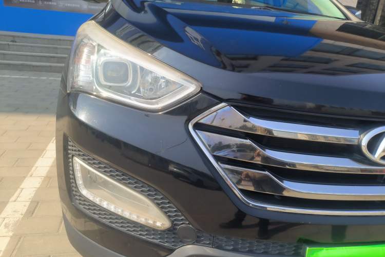 Used Hyundai Santa Fe 2013 2.4L Automatic Two-Wheel Drive Smart Version Right Front Headlight