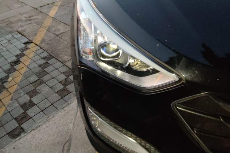 Used Hyundai Santa Fe 2013 2.4L Automatic Two-Wheel Drive Smart Version Right Front Headlight