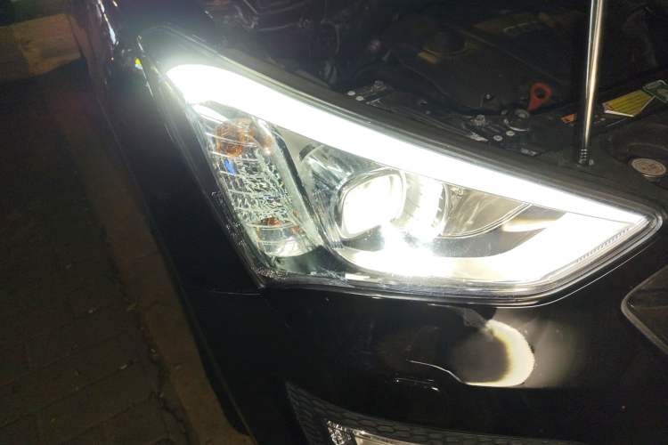 Used Hyundai Santa Fe 2013 Revised Version 2.4L Automatic All-Wheel Drive Luxury Trim Right Front Headlight