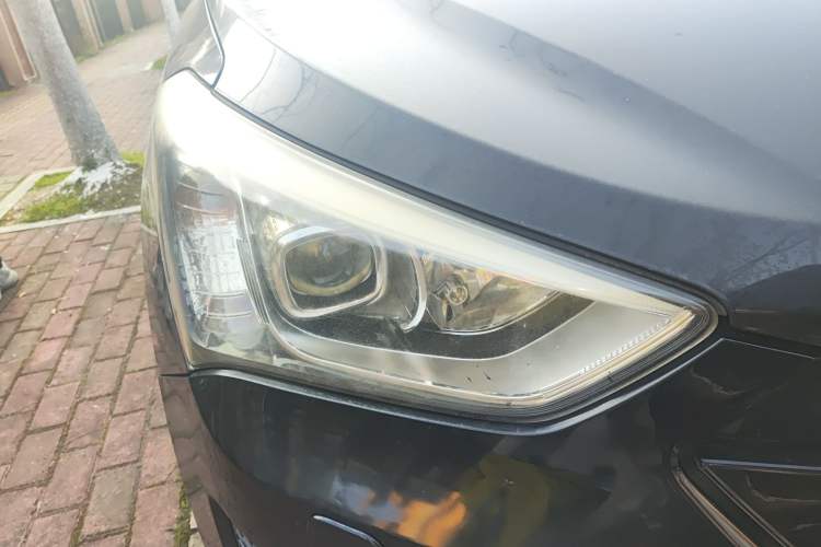 Used Hyundai Santa Fe 2013 2.0T Automatic All-Wheel Drive Top Trim Right Front Headlight