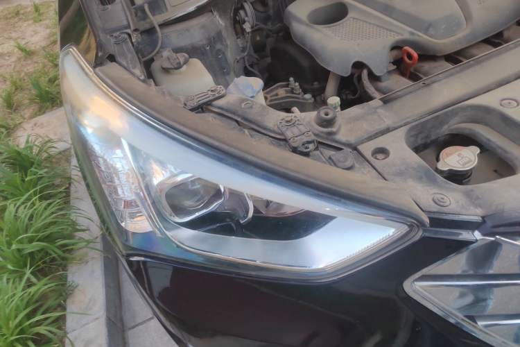 Used Hyundai Santa Fe 2013 2.4L Automatic Two-Wheel Drive Smart Version Right Front Headlight