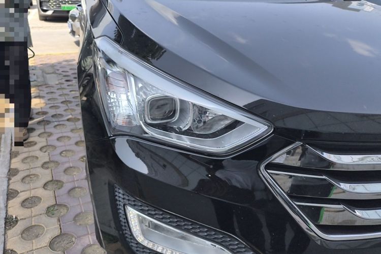 Used Hyundai Santa Fe 2013 2.4L Automatic 4x4 Smart Version Right Front Headlight