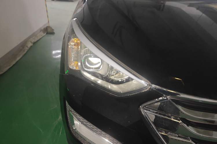 Used Hyundai Santa Fe 2013 2.4L Manual Two-Wheel Drive Comfort Version Right Front Headlight