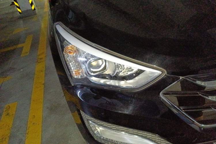 Used Hyundai Santa Fe 2013 2.4L Automatic Two-Wheel Drive Smart Version Right Front Headlight