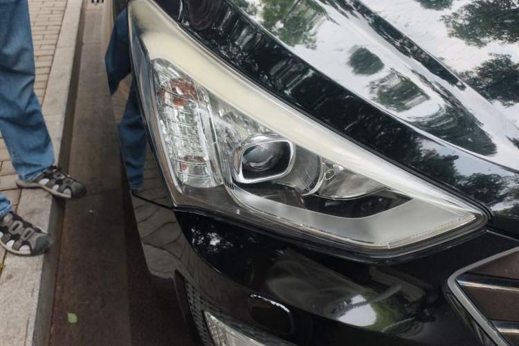 Used Hyundai Santa Fe 2013 Revised Version 2.0T Automatic All-Wheel Drive Prestige Edition Right Front Headlight