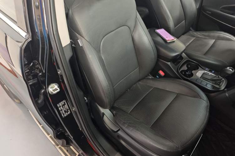 Used Hyundai Santa Fe 2013 2.4L Automatic Two-Wheel Drive Smart Version Right Front Seat