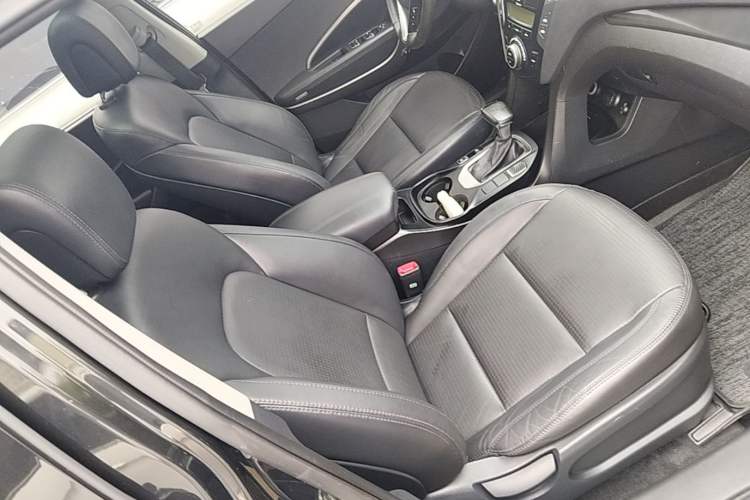 Used Hyundai Santa Fe 2013 2.4L Automatic Two-Wheel Drive Smart Version Right Front Seat