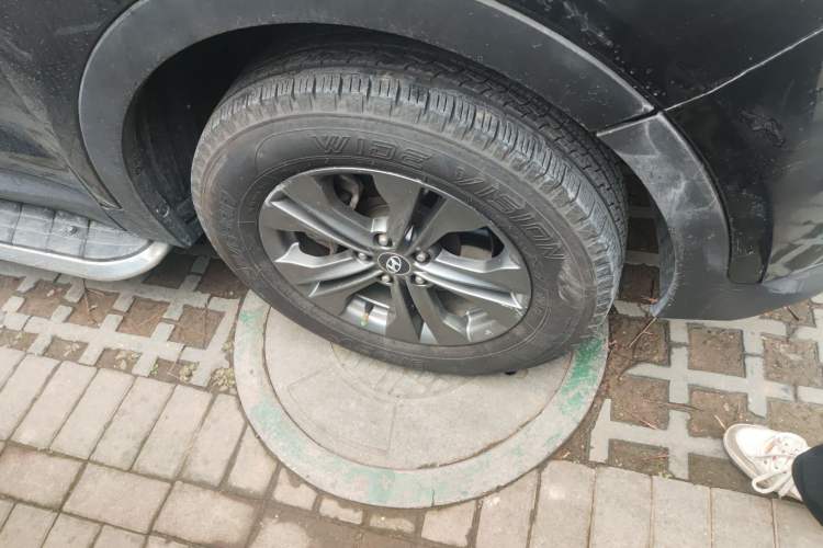 Used Hyundai Santa Fe 2013 2.4L Automatic Two-Wheel Drive Smart Version Right Front Wheel Hub