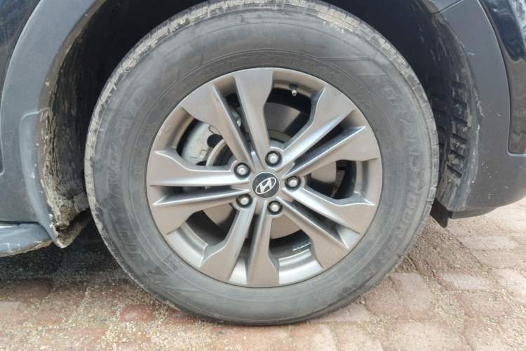 Used Hyundai Santa Fe 2013 2.4L Automatic 2WD Comfort Edition Right Front Wheel Hub