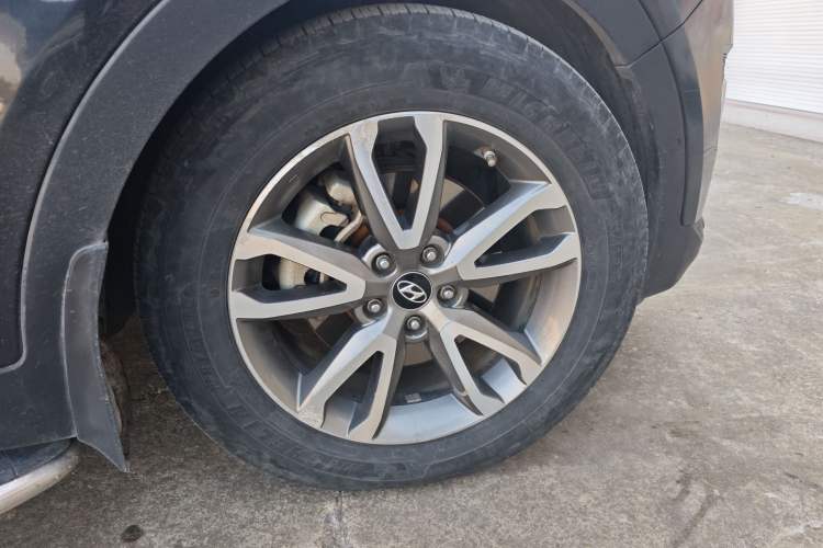 Used Hyundai Santa Fe 2013 2.0T Automatic All-Wheel Drive Top Trim Right Front Wheel Hub