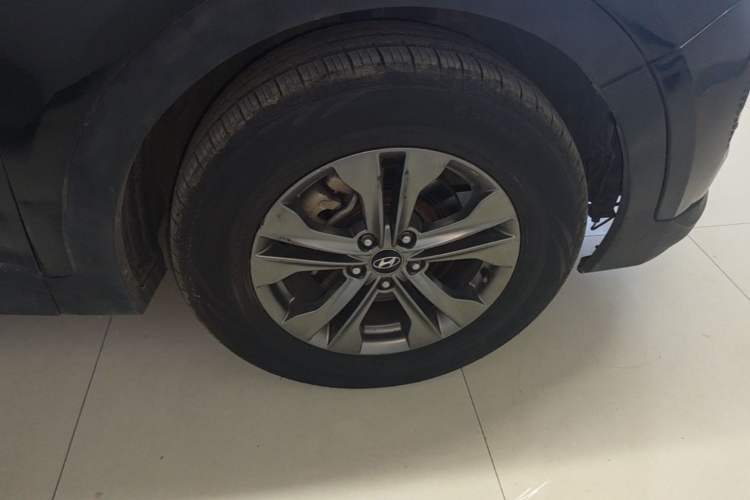Used Hyundai Santa Fe 2013 2.4L Automatic 4x4 Comfort Edition Right Front Wheel Hub