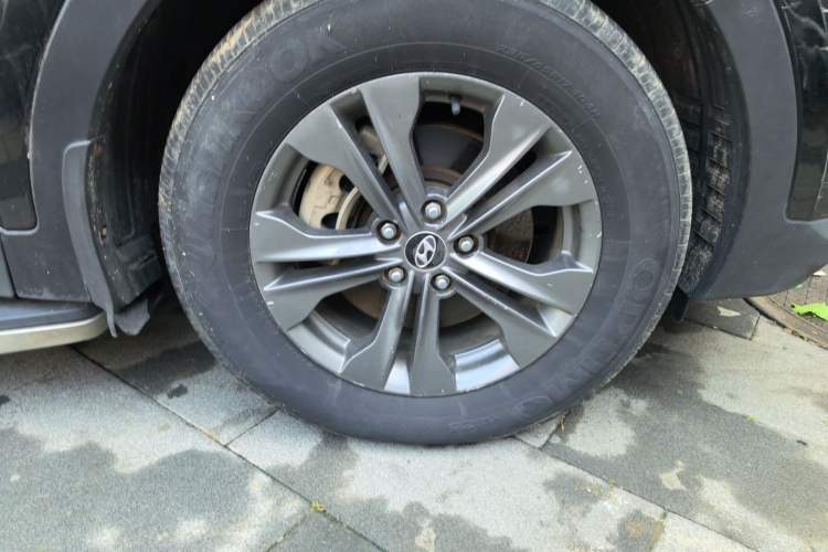 Used Hyundai Santa Fe 2013 2.4L Automatic 4x4 Comfort Edition Right Front Wheel Hub