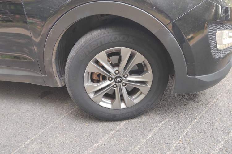 Used Hyundai Santa Fe 2013 2.4L Automatic Two-Wheel Drive Smart Version Right Front Wheel Hub