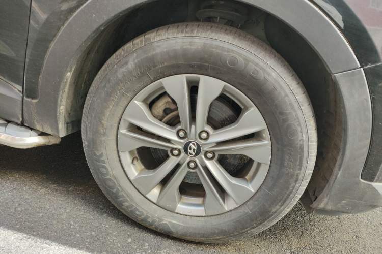 Used Hyundai Santa Fe 2013 2.4L Automatic 4x4 Smart Version Right Front Wheel Hub